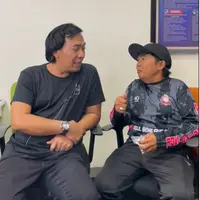 Melihat koleksi jam tangan Komeng yang uhuy (@komeng.original)