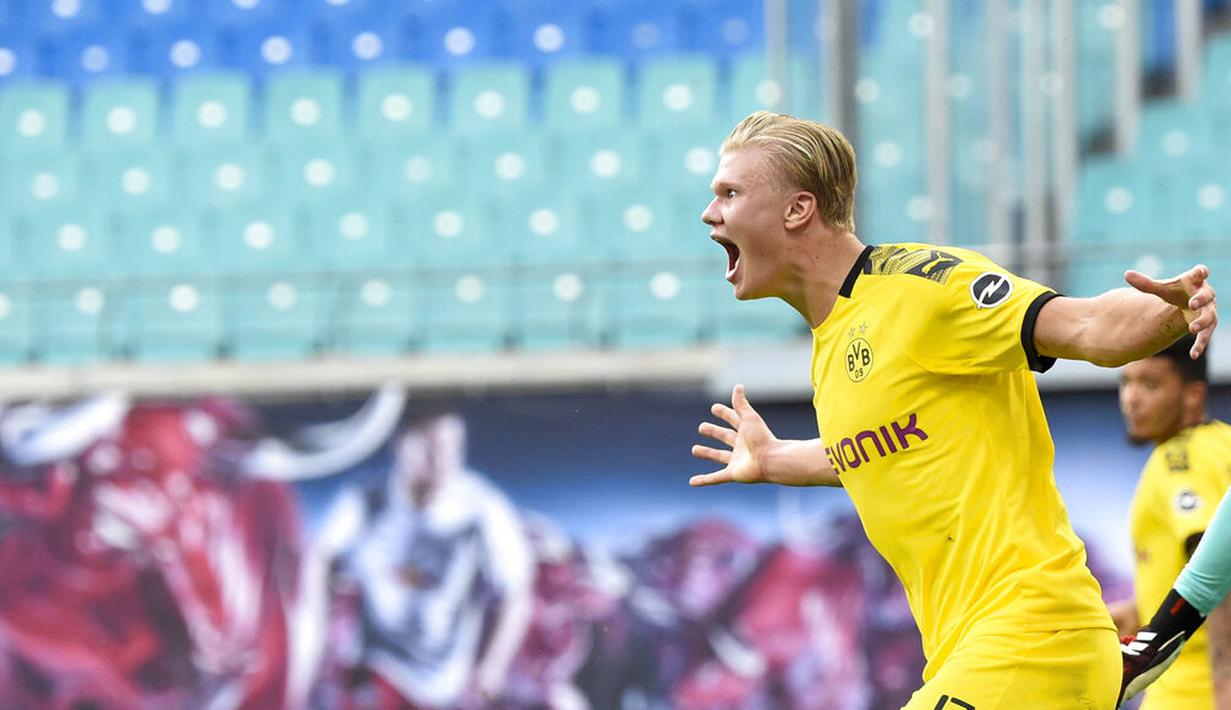 Pemain Borussia Dortmund, Erling Braut Haaland, melakukan selebrasi usai mencetak gol ke gawang RB Leipzig pada laga  Bundesliga di Red Bull Arena Sabtu (20/6/2020). RB Leipzig takluk 0-2 dari Borussia Dortmund. (AP/Jens Meyer)