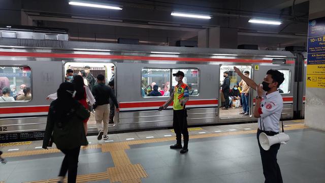 KAI Commuter melakukan penambahan petugas pengamanan di KRL saat adanya demo pengemudi ojek online, atau driver ojol. (Dok KCI)