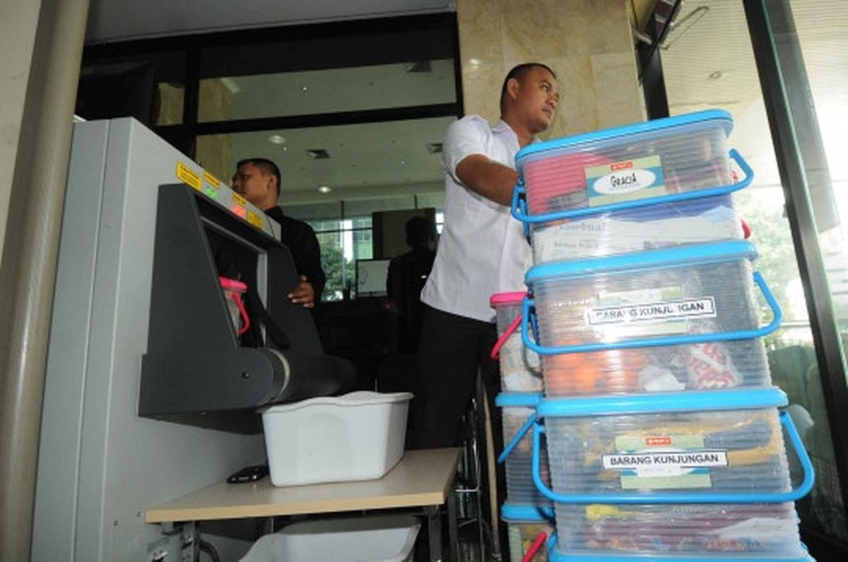 Jelang Lebaran, barang para tahanan KPK diperiksa sinar X