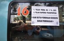 Di tengah aksi mogok, sopir angkot tertidur pulas