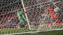 Kiper timnas Belanda, Ryan Gravenberch mencetak gol ketiga untuk timnya melewati kiper timnas Georgia, Giorgi Loria dalam pertandingan uji coba jelang Piala Eropa 2020 di De Grolsch Veste, Minggu (6/6/2021). Belanda menang meyakinkan 3-0. (AP Photo/Peter Dejong)