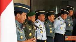 Citizen6, Cilangkap: Panglima TNI Laksamana TNI Agus Suhartono menerima  laporan korps kenaikan pangkat 30 Perwira Tinggi (Pati) TNI,bertempat di Ruang Hening Mabes TNI Cilangkap Jakarta, Rabu (11/4). (Pengirim: Badarudin Bakri)