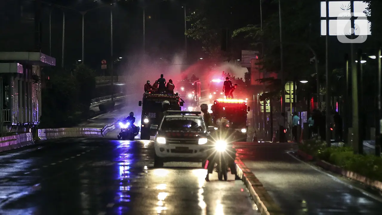 FOTO: Malam Tahun Baru, Jalan Jenderal Sudirman-MH Thamrin Disemprot Disinfektan