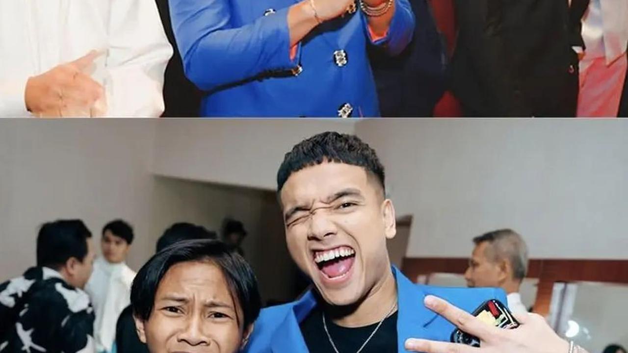 Ini momen Fajar Sadboy saat gala premiere film Galaksi. Ia tampak akrab bareng Fadly Faisal.