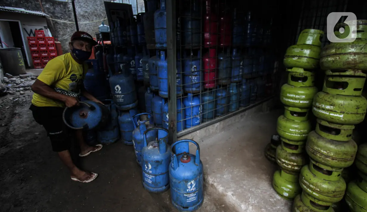 Pekerja menata tabung gas elpiji di Jakarta, Senin (8/3/2020). PT Pertamina (Persero) meneken sales confirmation agreement untuk liquefied petroleum gas (LPG) dan sulfur dari Abu Dhabi guna menambah pasokan kebutuhan dalam negeri sebesar 6 juta ton per tahun. (Liputan6.com/Johan Tallo)