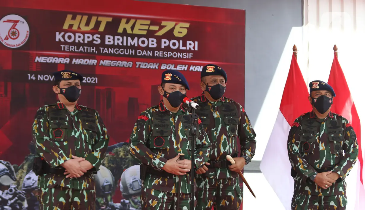 Kapolri Jenderal Pol Listyo Sigit Prabowo (kedua kiri) didamping Wakapolri Komjen Pol Gatot Eddy Pramono (kiri), memberikan keterangan pers pada peringatan HUT ke-76 Korps Brimob Polri di Mako Brimob, Kelapa Dua, Depok, Jawa Barat, Minggu (14/11/2021). (Liputan6.com/Herman Zakharia)