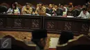 Dirjen Pajak Kemenkeu Ken Dwijugiasteadi (kedua kanan) menghadiri sidang gugatan terhadap UU Pengampunan Pajak (Tax Amnesty) di MK, Jakarta, Rabu (28/9). Sidang mendengarkan keterangan dari saksi ahli yang disiapkan pemohon. (Liputan6.com/Faizal Fanani)