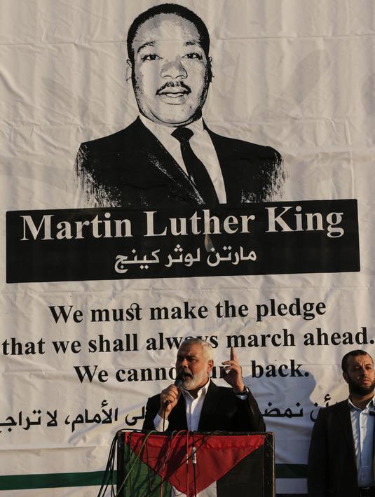 Pemimpin Hamas Ismail Haniya berpidato dihadapan warga Palestina di perbatasan Israel-Gaza (9/4). Sebelumnya, telah terjadi bentrokan yang menewaskan 32 orang dalam aksi "Great March of Return" di perbatasan Gaza. (AFP Photo/Mahmud Hams)