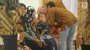 Salah seorang anak buah kapal (ABK) yang berhasil dibebaskan dari sandera tampak bergembira saat bertemu dengan keluarga di Gedung Kementerian Luar Negeri (Kemenlu), Jakarta (2/4). (Merdeka.com/Arie Basuki)