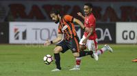 Pemain Persija Jakarta, Ramdani Lestaluhu (kanan) berusaha merebut bola dari pemain Perseru Serui pada laga Liga 1 2017 di Stadion Patriot, Bekasi, Selasa (13/6/2017). (Bola.com/Nicklas Hanoatubun)