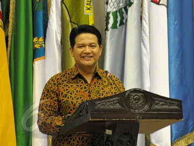 Ketua KPU Pusat, Husni Kamil Manik menyampaikan paparan usai penyerahan Daftar Penduduk Potensial Pemilih Pemilihan (DP4) Pilkada Serentak 2015 di Kemendagri, Jakarta, Rabu (3/6/2015). (Liputan6.com/Yoppy Renato)