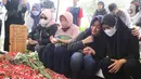 Keluarga dan kerabat berdoa di dekat makam pelawak Irni Yusnita  alias Rini S Bon Bon di TPU Kawi Kawi, Johar Baru, Jakarta, Senin (11/7/2022). Pelawak Rini S Bon Bon  meninggal dunia pada hari Minggu sore (10/7/2022), sebelum berpulang rini sempat mengidap  sakit diabetes. (Liputan6.com/Herman Zakharia)