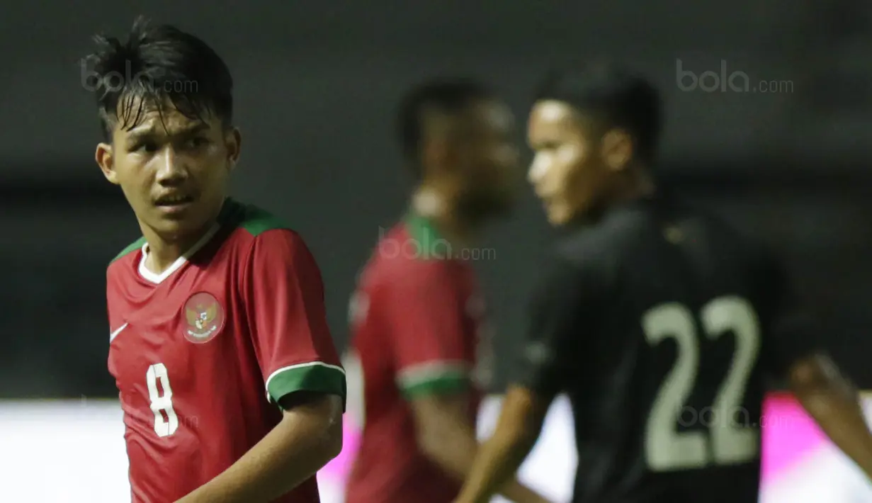 Gelandang Indonesia U-19, Witan Sulaeman, saat pertandingan melawan Thailand U-19 pada laga persahabatan di Stadion Wibawa Mukti, Cikarang, Minggu (8/10/2017). Indonesia menang 3-0 atas Thailand. (Bola.com/M Iqbal Ichsan)