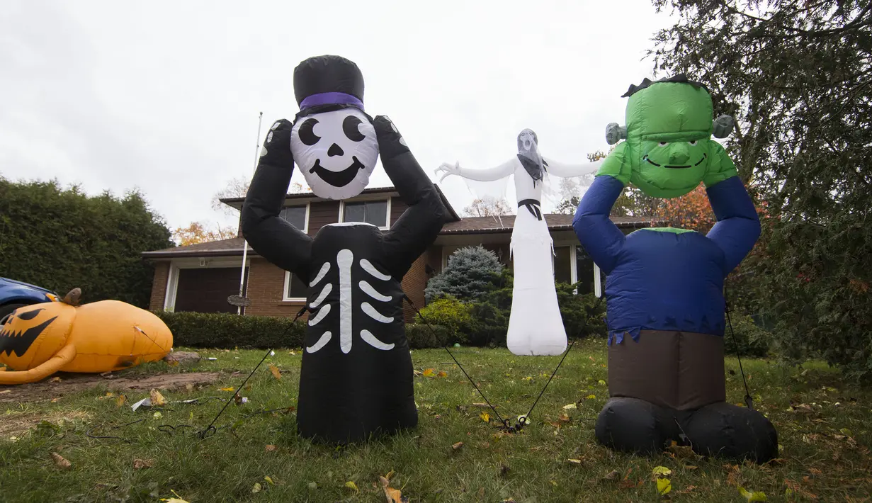 Berbagai dekorasi Halloween terlihat di depan sebuah rumah di Mississauga, Ontario, Kanada, pada 29 Oktober 2020. Warga Ontario mulai berbelanja dekorasi dan menghias rumah mereka untuk menyambut Halloween. (Xinhua/Zou Zheng)