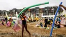 Anak-anak bermain dengan gelembung di pantai Cabourg, barat laut Prancis (18/8/2021). Seratus bus meninggalkan wilayah Paris dari delapan departemen Ile-de-France dengan 5.000 anak muda dari Ile-de-France dalam situasi genting yang belum sempat berangkat musim panas ini. (AFP/Sameer Al-Doumy)