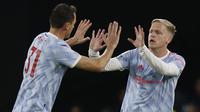 Donny van de Beek. Gelandang asal Belanda berusia 25 tahun yang sejak bursa transfer Januari lalu dipinjamkan Manchester United ke Everton ini didatangkan Setan Merah dari Ajax Amsterdam pada awal musim 2020/2021 dengan nilai transfer sebesar 39 juta euro. Donny van de Beek sendiri dipromosikan Ajax dari tim U-21 pada tengah musim 2015/2016 dan merupakan produk asli Akademi Ajax Amsterdam yang telah menimba ilmu sejak berusia 11 tahun. (AFP/Ian Kington)