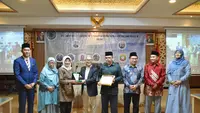 Sekretaris Jenderal (Sekjen) MUI Buya Amirsyah saat menjadi pembicara diskusi internasional bertema “Memerangi Islamofobia dan Membangun Perdamaian di ASEAN" yang dihelat oleh Komisi Hubungan Luar Negeri dan Kerja Sama Internasional Majelis Ulama Indonesia (HLNKI MUI). (Dok. Tim Humas MUI)