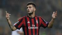 Pemain AC Milan, Patrick Cutrone bereaksi selama pertandingan Grup D Liga Europa melawan AEK Athens di San Siro, Kamis (19/10). AEK Athens menambah kekecewaan AC Milan setelah hanya bermain tanpa gol. (AP Photo/Luca Bruno)