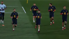 (Dari kiri) Pemain Spanyol Robert Sanchez, Nacho Fernandez, Dani Carvajal, Jose Gaya, Borja Iglesias dan Joselu Mato menghadiri sesi latihan tim nasional (timnas) Spanyol menjelang pertandingan kualifikasi Euro 2024 melawan Norwegia dan Skotlandia, di fasilitas latihan Ciudad del Futbol di Las Rozas de Madrid, Senin (20/3/2023). (Photo by Pierre-Philippe Marcou / AFP)