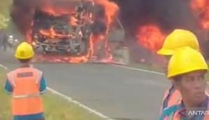 Kecelakaan Maut Bus ALS vs Truk Tangki (Dok: Antara)