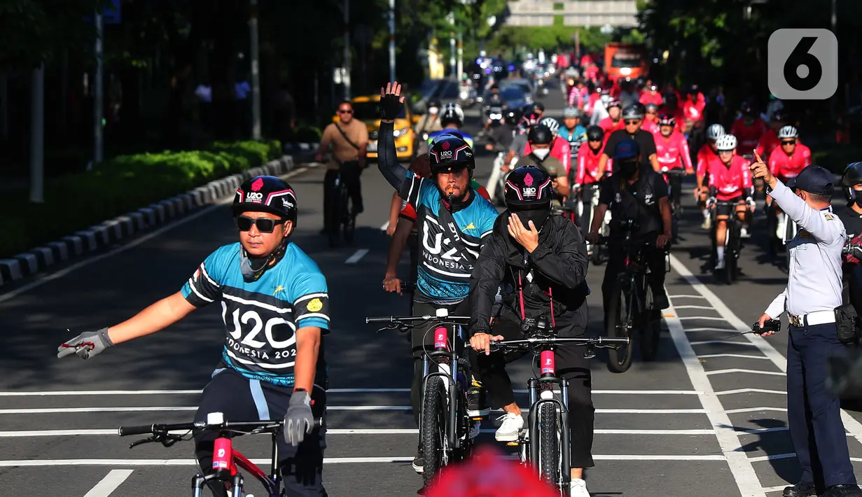 Masyarakat yang tergabung dalam Komunitas Bike to Work (B2W) Indonesia saat bersepeda memperingati hari bersepedah dunia di Jakarta Jumat (3/6/2022). (Liputan6.com/Angga Yuniar)