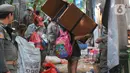 Warga memindahkan barang-barang saat bangunannya terdampak proyek sodetan Ciliwung menuju Kanal Banjir Timur (KBT) di Kelurahan Cipinang Besar Selatan, Jakarta, Kamis (12/1/2023). Pemprov DKI mempercepat pembangunan sodetan kali Ciliwung menuju Kanal Banjir Timur (KBT) dengan tujuan mampu mengurangi dampak banjir dengan volume 60 kubik per detik. (merdeka.com/Imam Buhori)