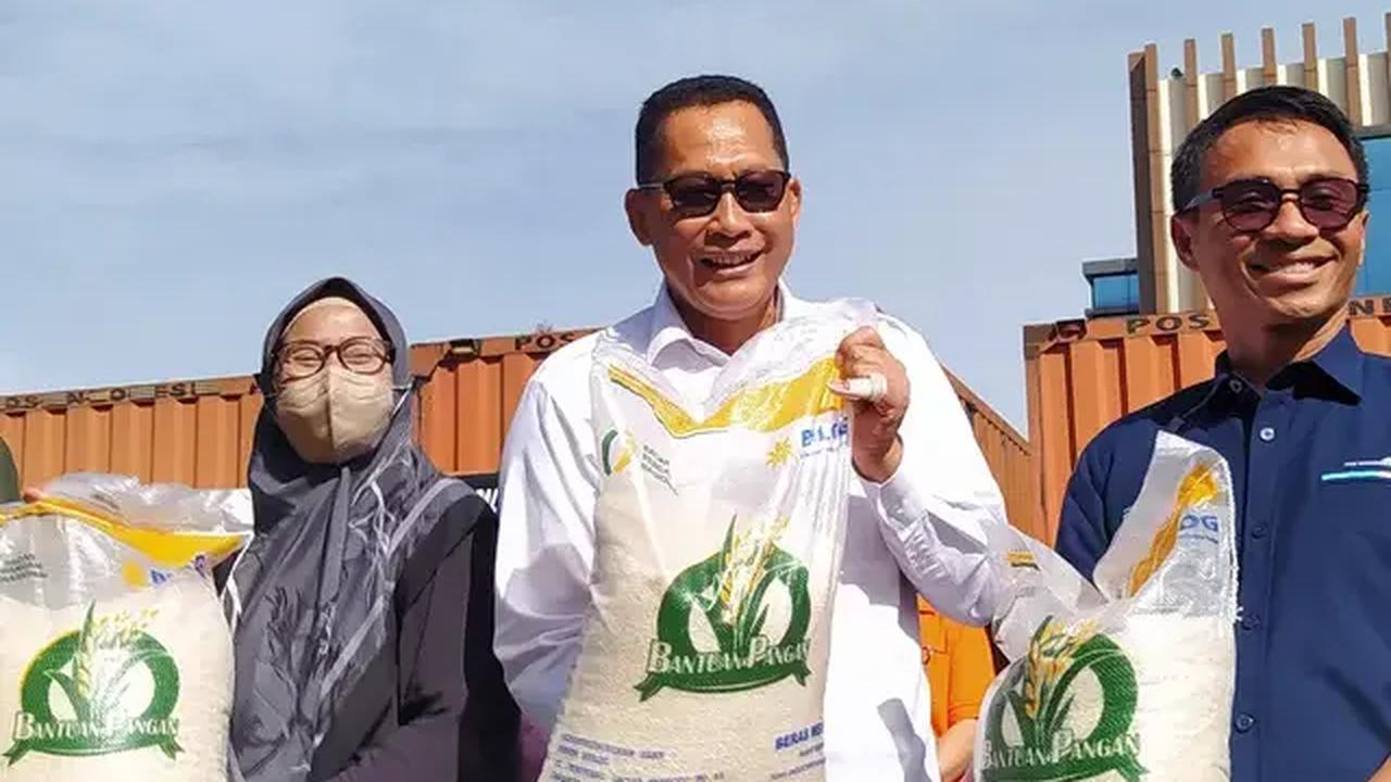 "Kita akan lakukan (beras kemasan 1 Kg) jika tidak ada bantuan pangan, jadi untuk mengatasi saudara-saudara kita atau masyarakat yang tidak mampu membeli sejumlah 5 Kg," kata Budi Waseso..