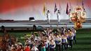 Kontingen Thailand berjalan sambil membawa bendera dan melambaikan tangan pada penutupan ASEAN Para Games 2022 di Stadion Manahan, Solo, Jawa Tengah, Sabtu (6/8/2022). Thailand sebagai runner up mengoleksi 116 emas, 116 perak dan 86 perunggu. (FOTO: Dok. ASEAN Para Sports Federation)