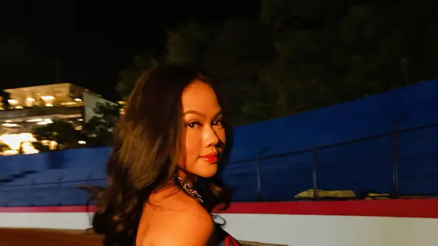 Gaya Sporty–Edgy Yura Yunita Saat Manggung, Padukan Jersey dengan Barel Pants