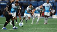 Bintang Inter Miami, Lionel Messi, mengeksekusi penalti dalam laga MLS melawan Charlotte FC di Bank of America Stadium, Minggu (14/9/2025) pagi WIB. Penalti tersebut gagal berbuah gol dan Inter Miami kalah telak 0-3 dalam pertandingan tersebut. (David Jensen/Getty Images/AFPDavid Jensen / GETTY IMAGES NORTH AMERICA / Getty Images via AFP)