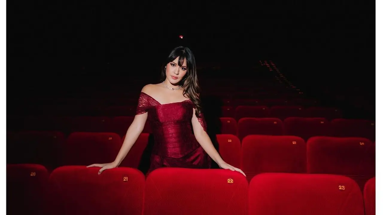 8 Gaya Romantis Klasik Raisa dan Hamish Daud di Gala Premiere Harta Tahta Raisa Setelah Lama Tak Terlihat Bersama