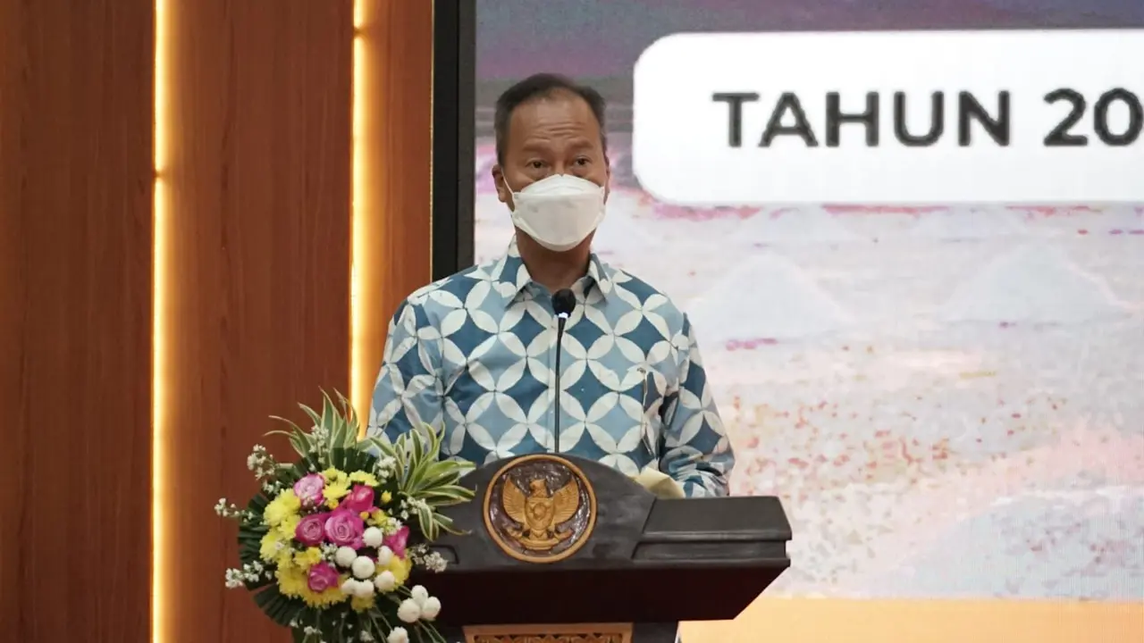 Menteri Perindustrian Agus Gumiwang Kartasasmita memberikan sambutan pada acara Penandatanganan Nota Kesepahaman Penyerapan Garam Lokal antara Industri Pengolah Garam dengan Petambak Garam Tahun 2022 di Jakarta, Jumat (5/8/2022). (Dok Kemenperin)