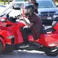 Gaya berkendara Bieber di atas motor berkelir merah itu menuai protes pejalan kaki.