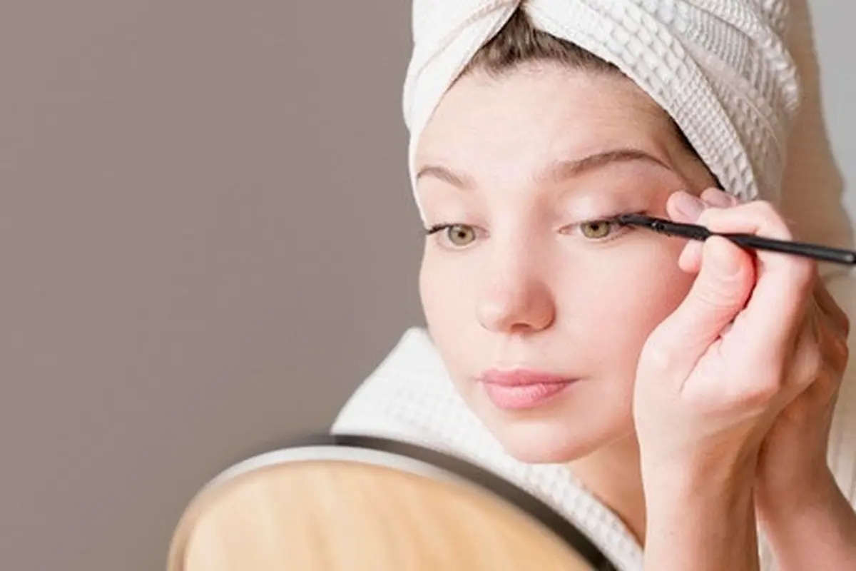 Cara Mudah Memakai Eyeliner Dengan Sendok