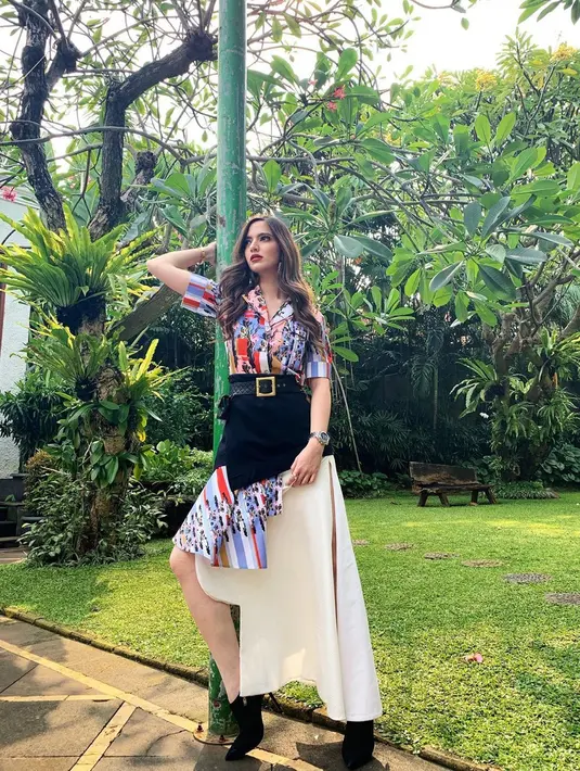 Pada sebuah kesempatan, Nia Ramadhani tampil modis dengan mengenakan asymmetric outfit. Ia terlihat memakai jam tangan Rolex senilai 100 juta rupiah. (Foto: instagram.com/ramadhaniabakrie)