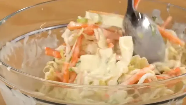 Buat bakwan sayur renyah dan minim minyak dengan resep mudah ini. Cita rasa yang menggugah selera menanti.