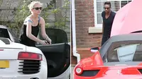 Pemain Manchester City dan Pacar Cantiknya Ditilang Polisi