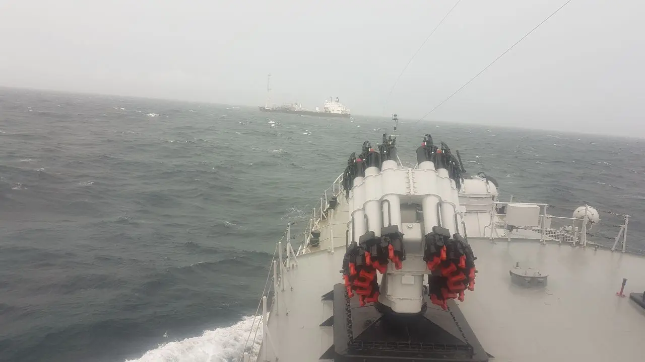 KRI Imam Bonjol Bantu Evakuasi Kapal Offshore Di Lhoksemawe