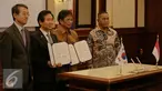 Direktur Utama Korea Airspace Industries Ha Sung Young (kiri) Menteri Pertahanan Ryamizard Ryacudu (kanan) berfoto bersama usai penandatanganan MoU strategic cooperation agreement, Jakarta, Jumat (4/12). (Liputan6.com/Faizal Fanani)