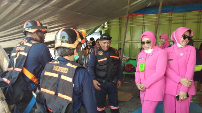 Istri Kapolri Jenderal Tito Karnavian, Tri Suswati, meninjau langsung proses evakuasi korban gempa dan tsunami di Hotel Roa-Roa, Jl. Patimura, Palu, Sulawesi Tengah. (Liputan6.com/Ady)