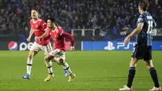 Penyerang Manchester United (MU), Cristiano Ronaldo (tengah) berselebrasi setelah mencetak gol ke gawang Atalanta pada matchday keempat Liga Champions di Stadion Gewiss, Rabu dini hari WIB (3/11/2021). Atalanta berhasil menahan imbang MU 2-2. (AP Photo/Luca Bruno)