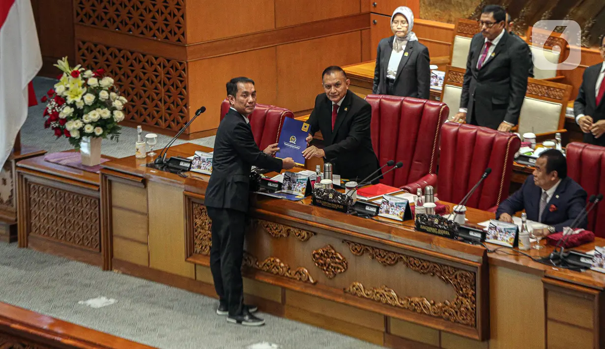 "Dengan demikian, kuorum telah tercapai dan dengan mengucapkan bismillahirrahmanirrahim, perkenankanlah kami selaku pimpinan Dewan membuka Rapat Paripurna DPR RI yang ke-24 Masa Persidangan V Tahun 2022-2023, Selasa 23 Mei 2023 kami nyatakan dibuka dan terbuka untuk umum," kata Dasco. (Liputan6.com/Faizal Fanani)