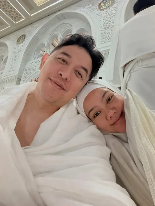 Yura juga menjalankan umrah bersama suaminya Donne Maula, ia tampil dengan khimar dan abaya putih. [@donne_maula]