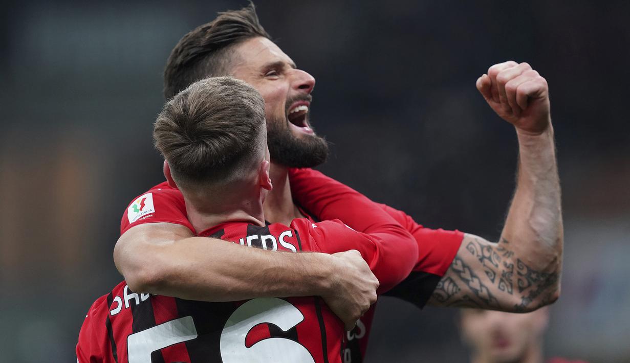 AC Milan berhasil menyingkirkan tamunya Genoa yang kini diarsiteki legenda AC Milan, Andriy Shevchenko di babak 16 besar Coppa Italia, Kamis (13/1/2022). Sempat tertinggal, Rossoneri comeback dan memukul balik Genoa 3-1 melalui babak perpanjangan waktu. (LaPresse via AP/Spada)
