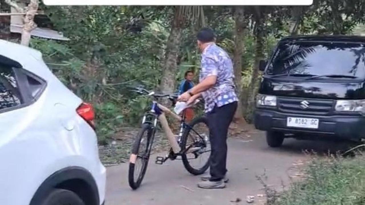 Inilah sepeda pemberian bupati Jember dan jajarannya untuk Alif.