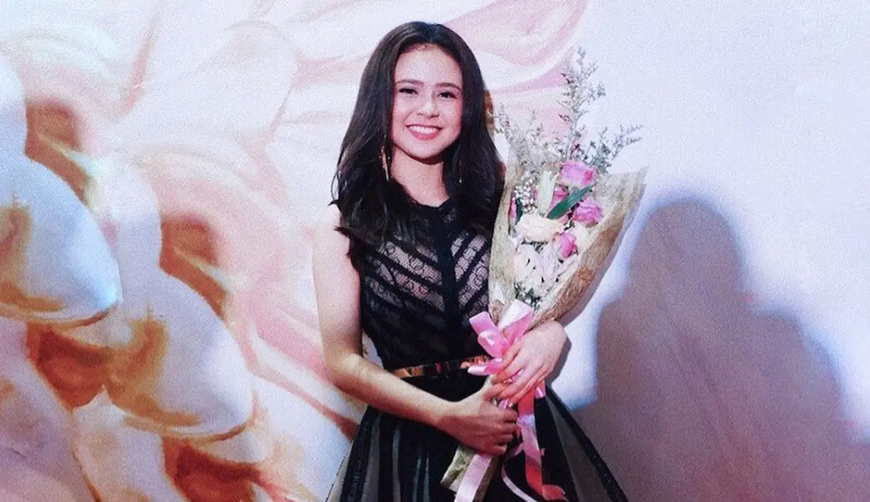 Di debut film pertamanya, gadis asal Makassar ini berperan sebagai siswi SMA bernama Vina yang peran dewasanya dibintangi oleh Marsha Timothy. (Liputan6.com/IG/@maiiizura)