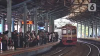 Calon penumpang menunggu kedatangan KRL di Stasiun Juanda, Jakarta, Rabu (20/11/2019). PT KCI akan menambah perjalanan KRL mulai 1 Desember yang disesuaikan dengan Gapeka 2019 guna meningkatkan pelayanan dan mendorong masyarakat menggunakan transportasi publik. (merdeka.com/Iqbal S. Nugroho)