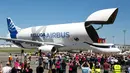 Sejumlah pilot pesawat Airbus Beluga XL menyapa pengunjung setelah melakukan penerbangan perdana di bandara Toulouse-Blagnac, Prancis, Kamis (19/7). Pesawat yang dijuluki 'paus terbang' ini memang memiliki desain mirip paus beluga. (AP/Frederic Scheiber)