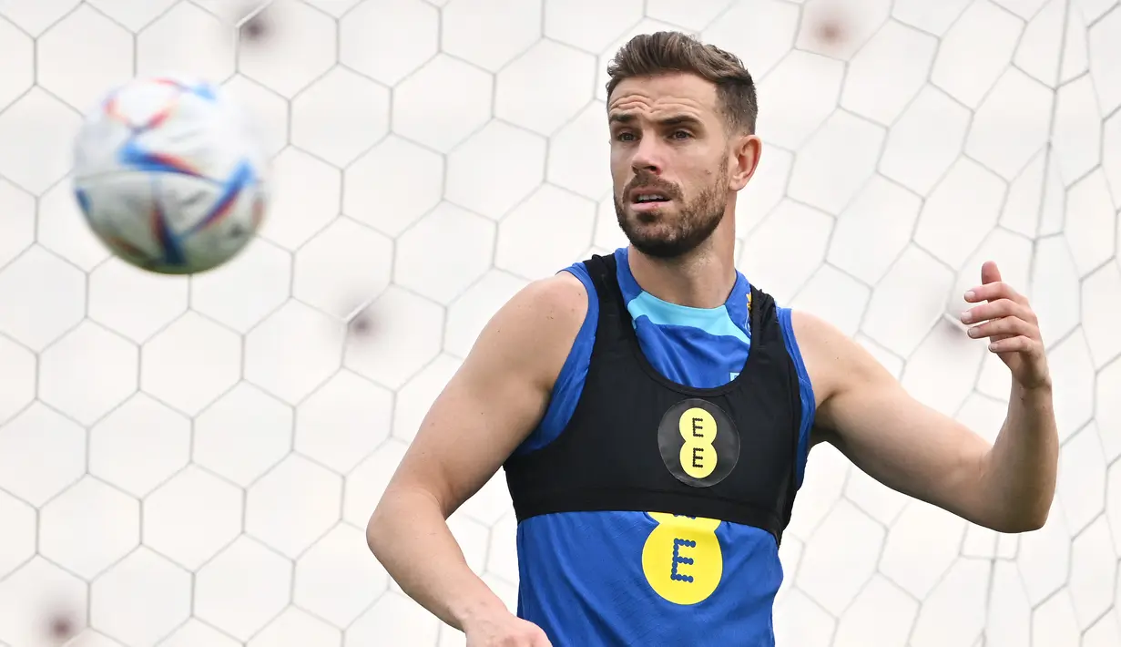 Gelandang Inggris Jordan Henderson mengikuti sesi latihan jelang bertemu Prancis pada babak perempat final Piala Dunia 2022, di Stadion Al Wakrah SC di Al Wakrah, selatan Doha, Rabu (7/12/2022). Pemain tmnas Inggris menyadari bahwa Perancis merupakan salah satu tim terkuat di Piala Dunia kali ini, mengingat statusnya sebagai juara bertahan. (Paul ELLIS / AFP)